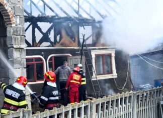 Incendiu la Moțăeni. Au ars acoperișul anexei în totalitate și elemente de mobilier