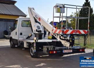 Primăria Crevedia a achizitionat un boldoexcavator modern și un autovehicul de ultimă generație, dotat cu nacelă